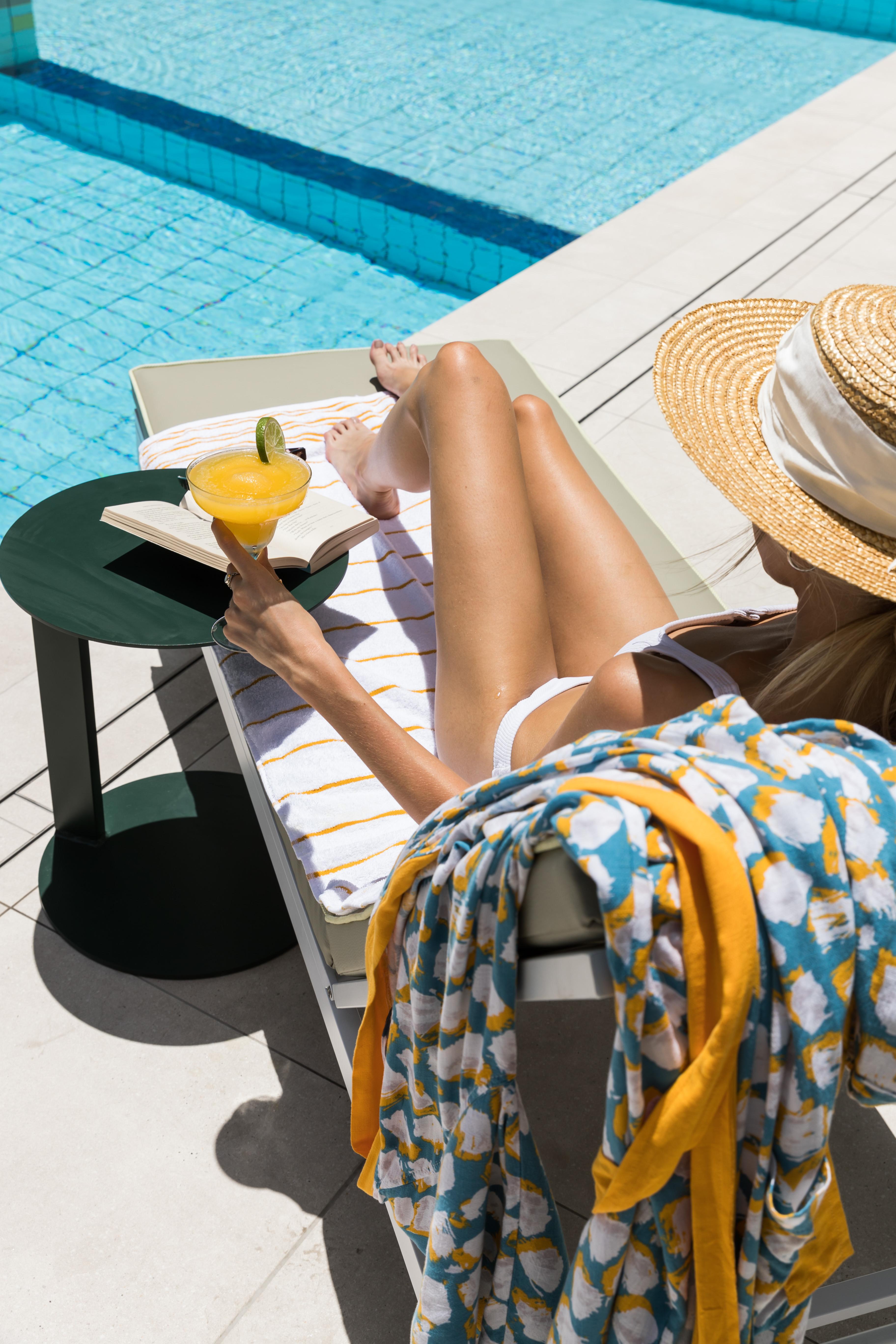 Crystalbrook Bailey Hotel Cairns Eksteriør billede A woman sunbathing