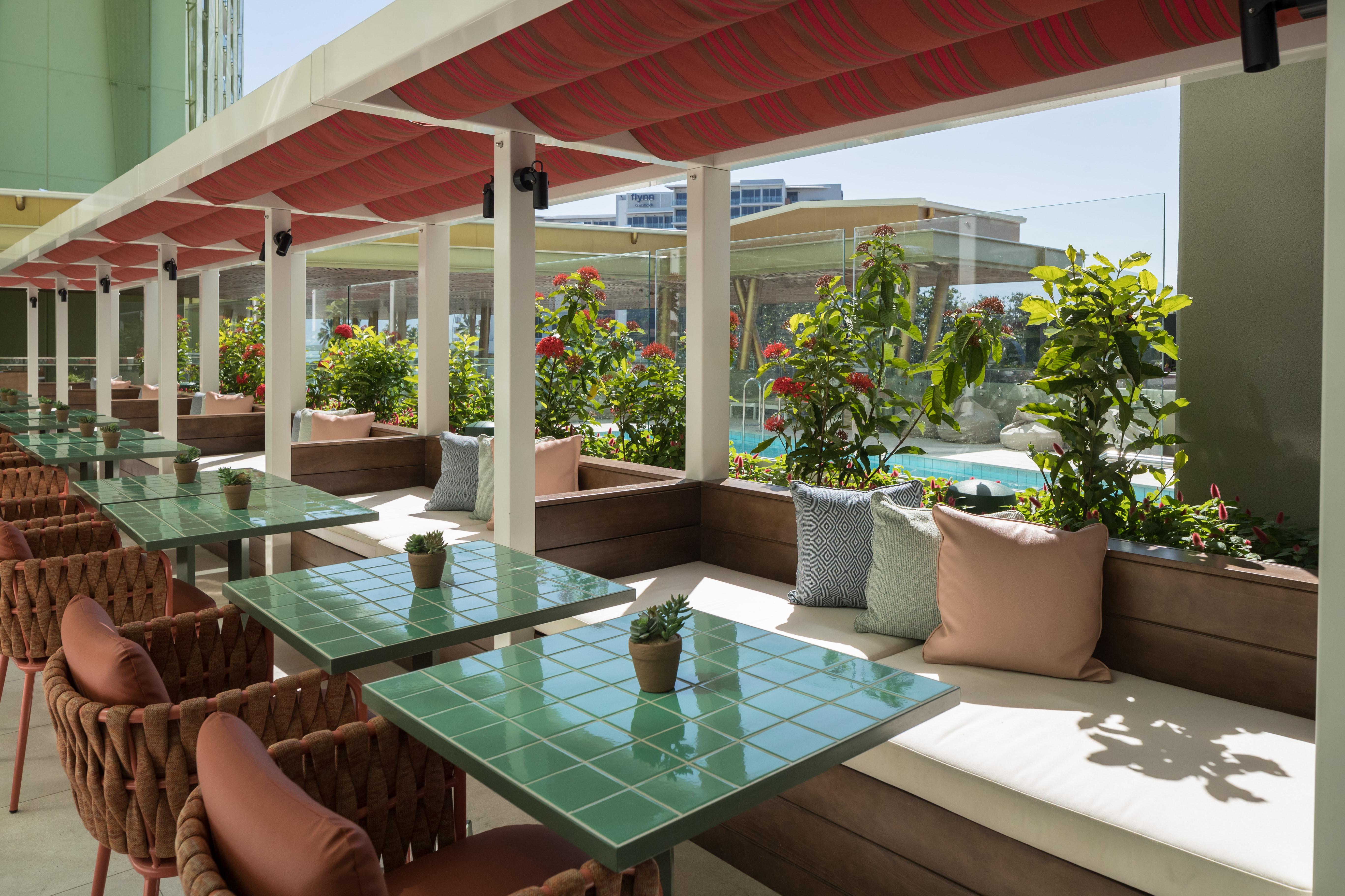 Crystalbrook Bailey Hotel Cairns Eksteriør billede The rooftop pool at the hotel