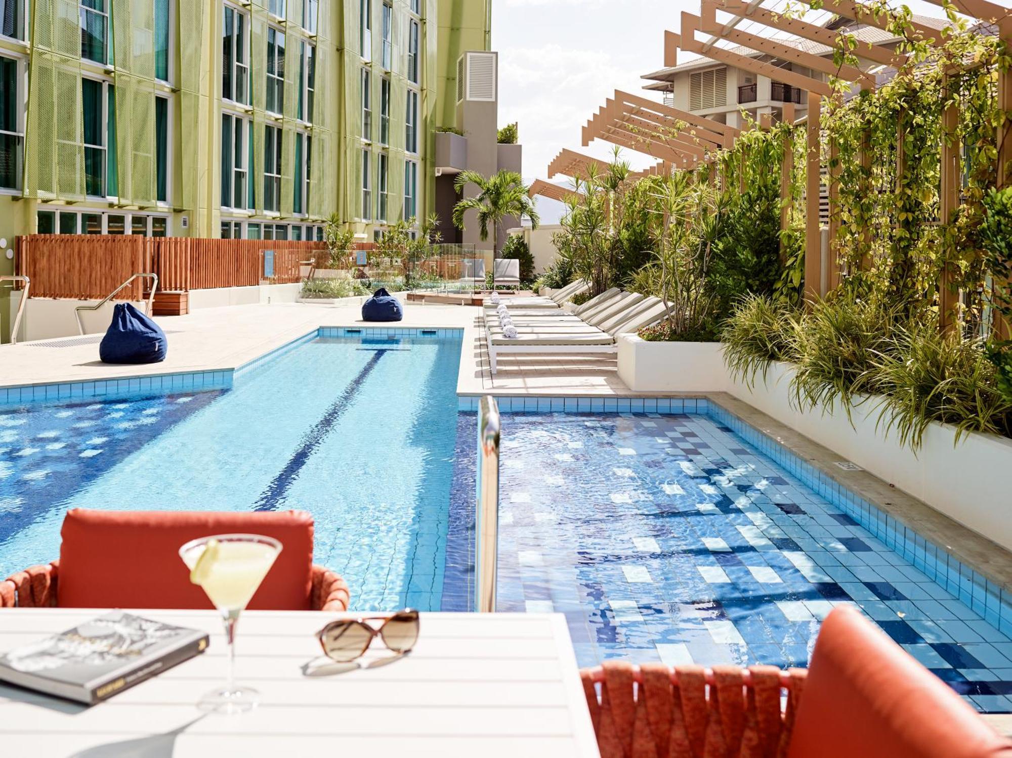 Crystalbrook Bailey Hotel Cairns Eksteriør billede The pool at the hotel