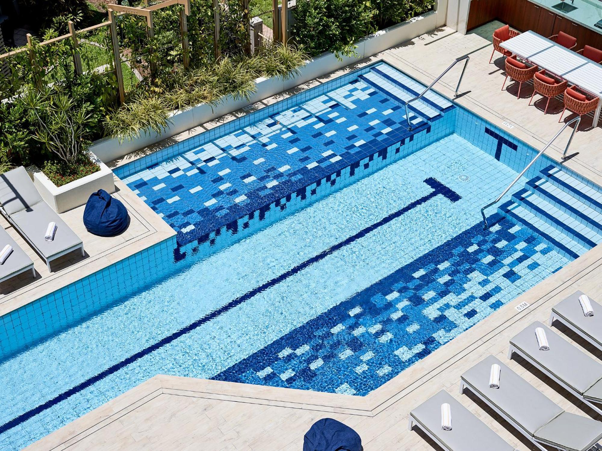 Crystalbrook Bailey Hotel Cairns Eksteriør billede A rooftop pool