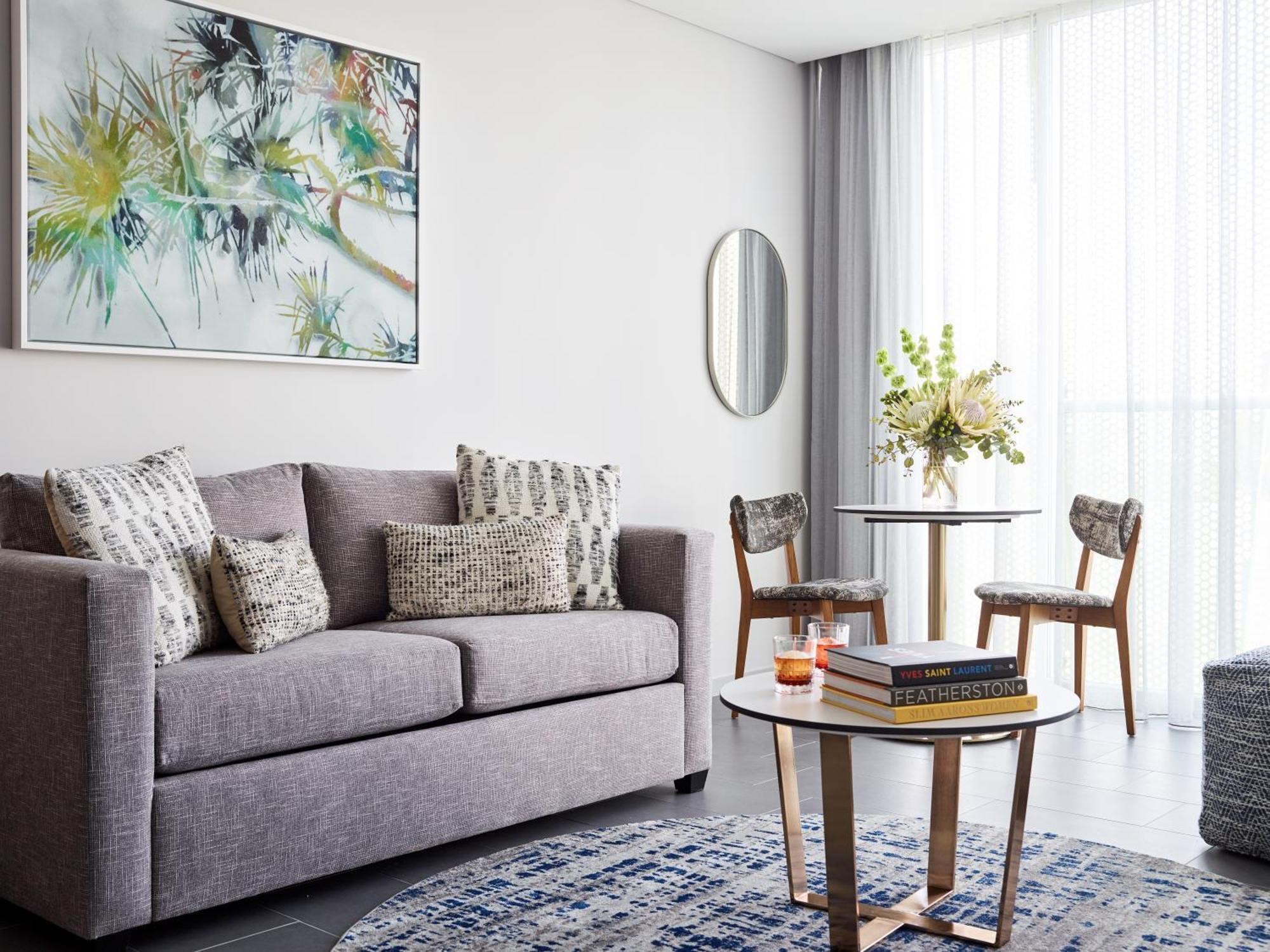 Crystalbrook Bailey Hotel Cairns Eksteriør billede A living room in a serviced apartment in Singapore