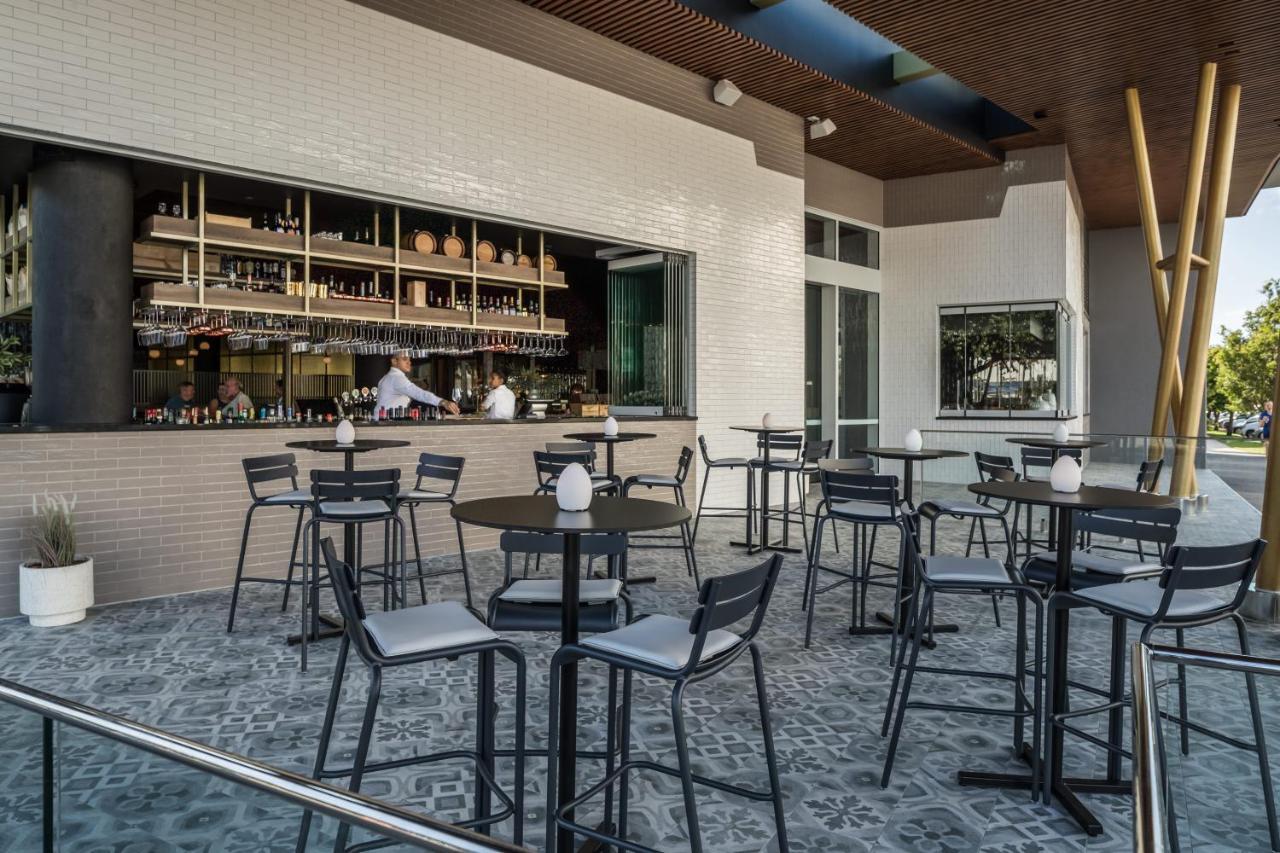 Crystalbrook Bailey Hotel Cairns Eksteriør billede The bar at the Sky Bar