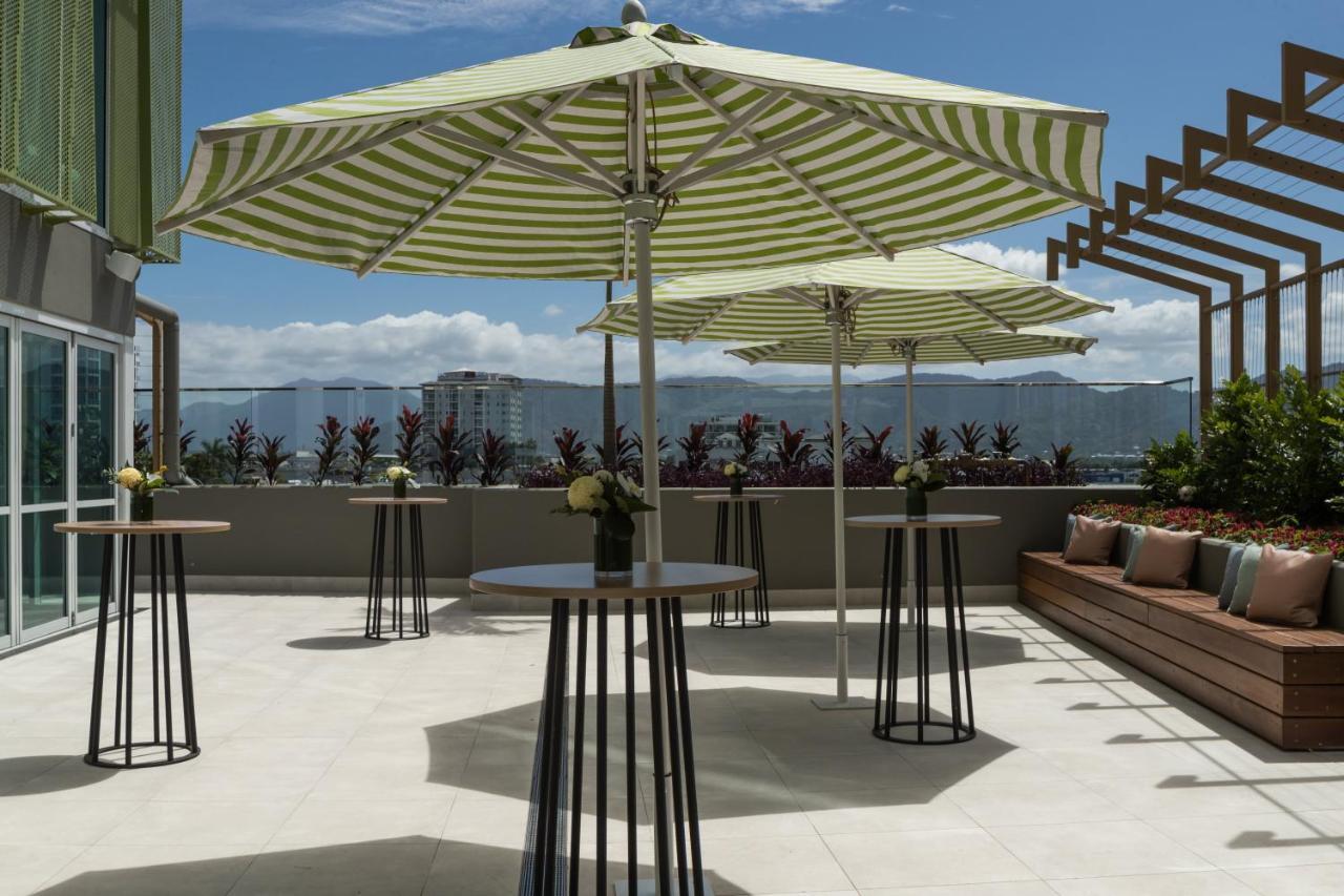 Crystalbrook Bailey Hotel Cairns Eksteriør billede The rooftop terrace at the hotel